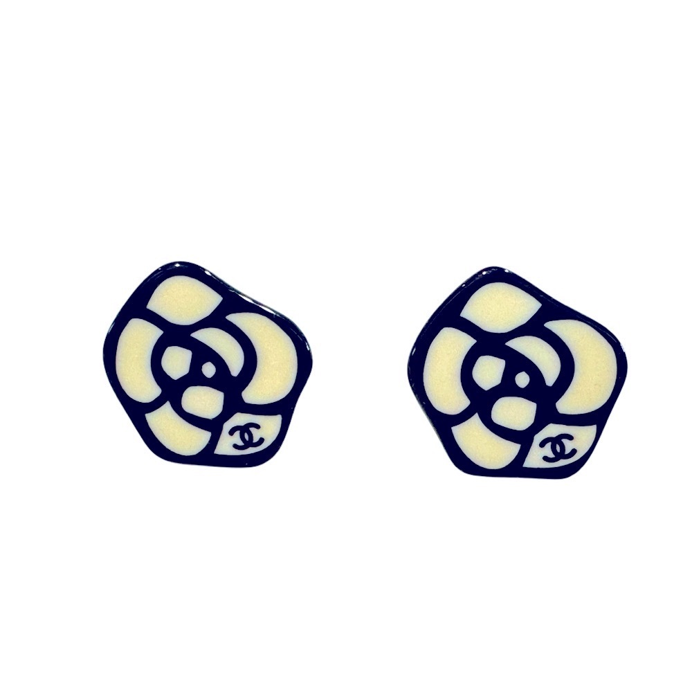 Vintage Chanel White CC Black Camellia Resin Clip on Earrings 💯 authentic